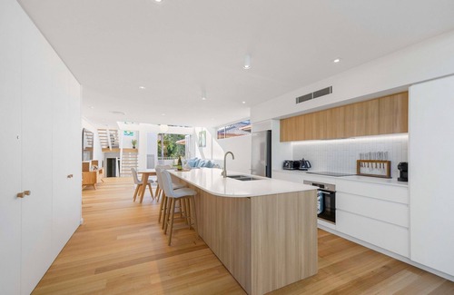 Port Macquarie House | Noahs Beach House at Flynns - executive style, pet friendly