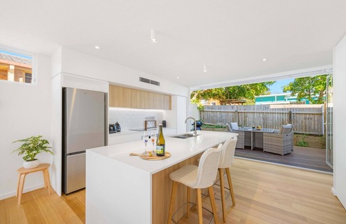 Port Macquarie House | Noahs Beach House at Flynns - executive style, pet friendly