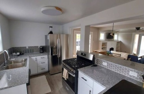 University Heights House | Nob Hill/UNM ~ Luxury Remodeled House w/King Bed