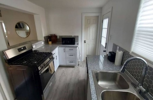 University Heights House | Nob Hill/UNM ~ Luxury Remodeled House w/King Bed