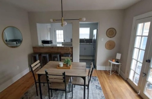 University Heights House | Nob Hill/UNM ~ Luxury Remodeled House w/King Bed