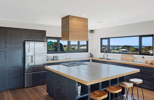 Dalmeny House | Noble House - Absolutely Stunning House in Convenient Location!