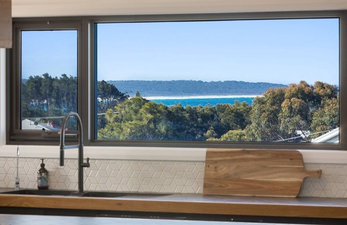 Dalmeny House | Noble House - Absolutely Stunning House in Convenient Location!
