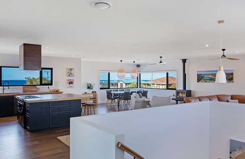 Dalmeny House | Noble House - Absolutely Stunning House in Convenient Location!