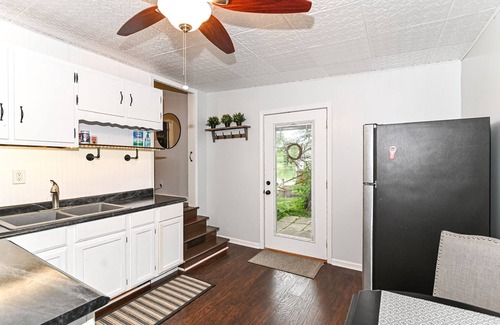Noblesville House | Noblesville Tiny House, golf, kayaks, close to hiking, golf, waterfront!