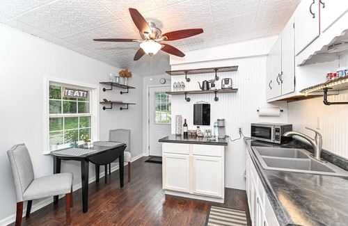 Noblesville House | Noblesville Tiny House, golf, kayaks, close to hiking, golf, waterfront!