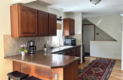 Wonderland Lake House | NOBO 4 bedroom, spacious yard, walk to market, restaurants, trails, downtown bus