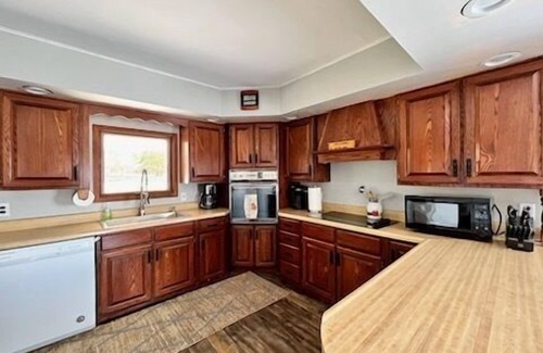 Escanaba Cottage | Noc's Landing: Autumn Bliss at Noc's Landing – Fall Colors & Cozy Vibes