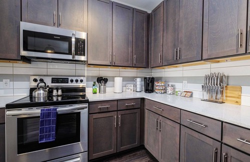 Villa Heights Apartment | NoDa 2Bdr w/2 King beds| Free Parking| Fast-Wi-Fi| Smart TVs| Balcony