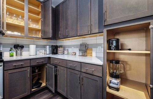 Villa Heights Apartment | NoDa 2Bdr w/2 King beds| Free Parking| Fast-Wi-Fi| Smart TVs| Balcony