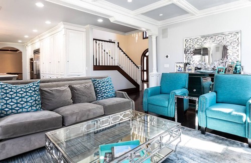 Valley Glen House | NoHo Mansion w/ Pool + BBQ + Basketball Court