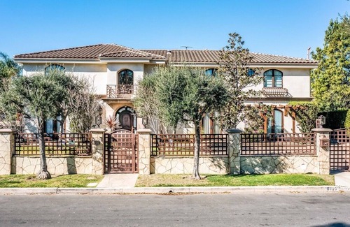 Valley Glen House | NoHo Mansion w/ Pool + BBQ + Basketball Court