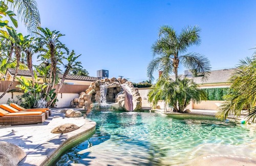Valley Glen House | NoHo Mansion w/ Pool + BBQ + Basketball Court