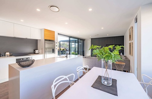 Wanaka House | Noir South Retreat Th