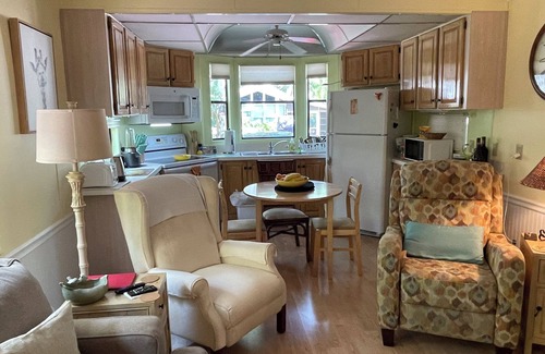 Nokomis House | Nokomis FL resort lifestyle. 3 miles to beaches, restaurants, shopping.