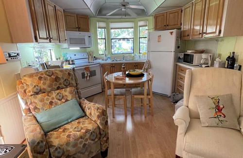 Nokomis House | Nokomis FL resort lifestyle. 3 miles to beaches, restaurants, shopping.