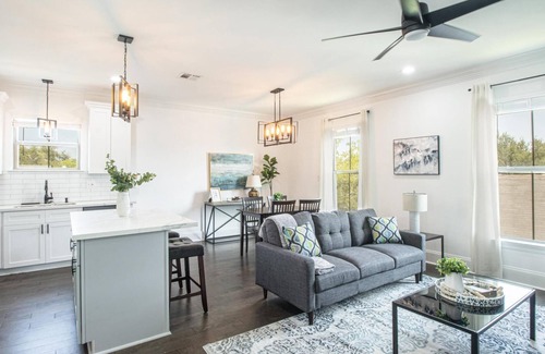 Broadmoor House | NOLA Modern Loft 10 min to downtown and French Quarter