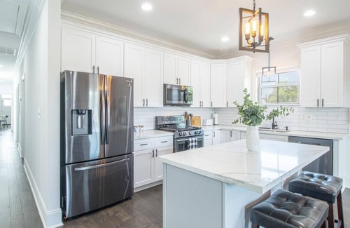 Broadmoor House | NOLA Modern Loft 10 min to downtown and French Quarter