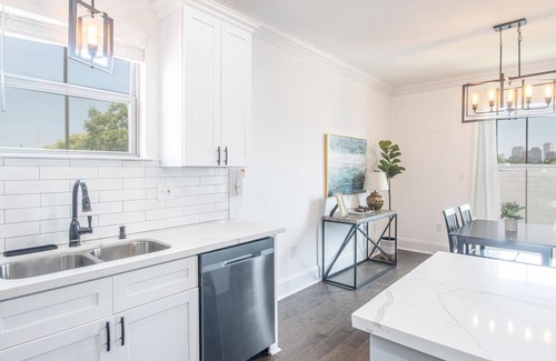 Broadmoor House | NOLA Modern Loft 10 min to downtown and French Quarter
