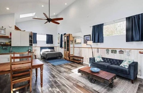 Holy Cross District Apartment | NOLA'S CASITA - Charming, modern studio space