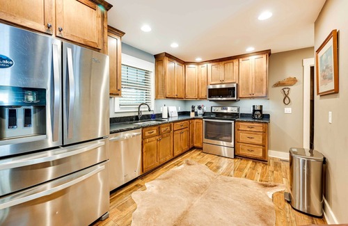Bee Spring House | Nolin Lake Home w/Hot Tub: 15 Mi to Mammoth Cave!