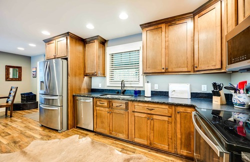 Bee Spring House | Nolin Lake Home w/Hot Tub: 15 Mi to Mammoth Cave!
