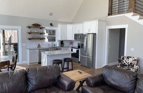 Lindseyville Cabin | Nolin Lake Lakehouse Vacation Rental - Newly Built