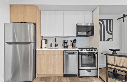 Truxton Circle Apartment | NoMa Convenience /Close to METRO + Union Market