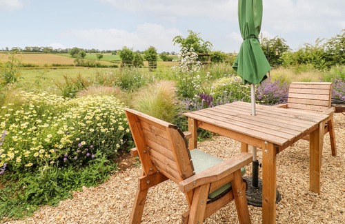 Gumley Cottage | NOMAD (SHEPHERDS HUT, pet friendly, with hot tub in Kibworth
