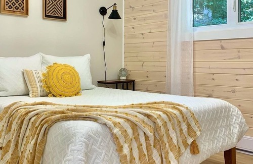 Dover Cottage | Nomad’s Nook: Cozy, private oceanfront cottage surrounded by nature w/ fire pit