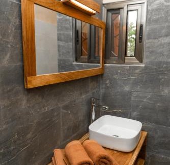 Lome House | Nomads