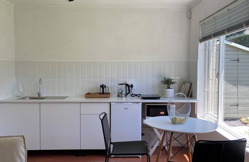 Claremont Cottage | Nomads! Workspace, WiFi, Cafes, Co-working, Table Mtn. Mnthly discounts!
