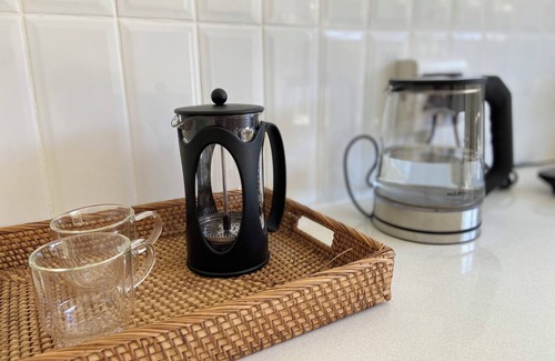 Claremont Cottage | Nomads! Workspace, WiFi, Cafes, Co-working, Table Mtn. Mnthly discounts!