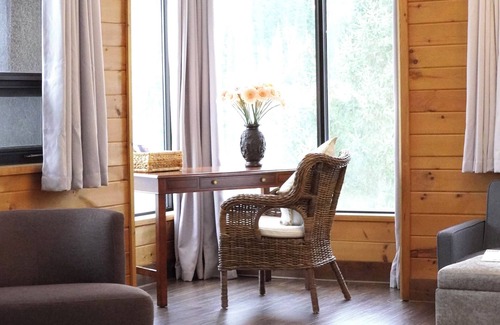 Harcourt Resort | Nomi - King Suite (303)
