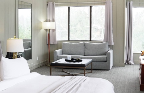 Harcourt Resort | Nomi - King Suite (314)