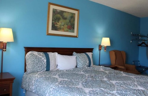 Mount Vernon House | Non-Smoking King Room at FairBridge Inn Express Mt Vernon