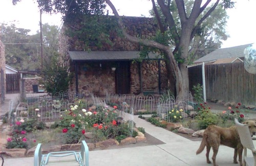 Pueblo Cottage | Non Smoking Renovated Historic Stone Cottage, 5min to the Riverwalk .