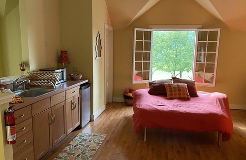 Reva House | Nonesuch : Private loft apartment attached to main house 50acres and 4acre pond