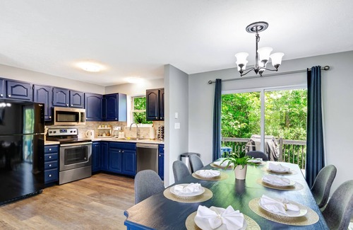Long Pond House | Noor's Luxe Pocono Escape- Hot Tub- Fire Pit- Adventures & More!