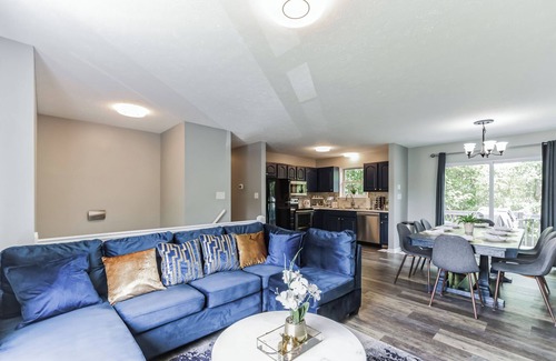 Long Pond House | Noor's Luxe Pocono Escape- Hot Tub- Fire Pit- Adventures & More!