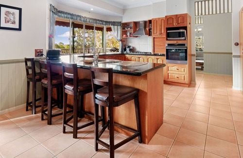 Black Mountain House | Noosa Hinterland Haven - Bring the dogs & the boat