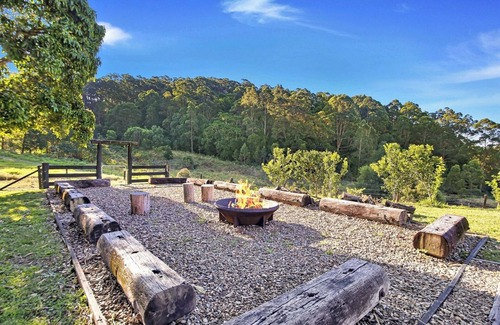 Kin Kin House | Noosa Hinterland Luxe Farm House - Kin Kin - Pets, Weddings, & Events allowed!