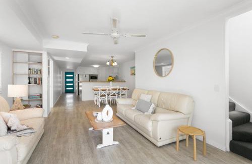 Noosaville House | Noosa Sunseeker-walk to cafes & river, pet friendly