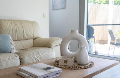 Noosaville House | Noosa Sunseeker-walk to cafes & river, pet friendly