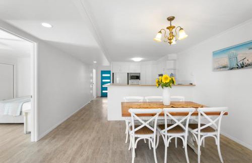 Noosaville House | Noosa Sunseeker-walk to cafes & river, pet friendly
