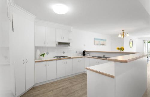 Noosaville House | Noosa Sunseeker-walk to cafes & river, pet friendly