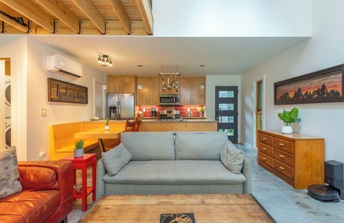 Black Mountain House | Nordic Eco House in Black Mountain - 1 Acre w/Gazebo walk to Town!
