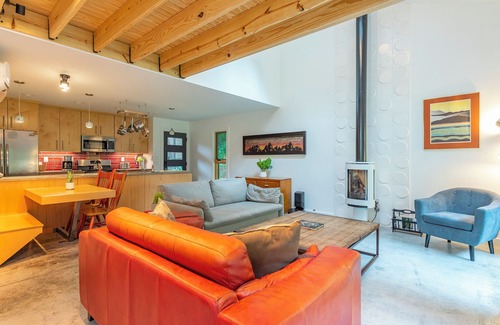 Black Mountain House | Nordic Eco House in Black Mountain - 1 Acre w/Gazebo walk to Town!