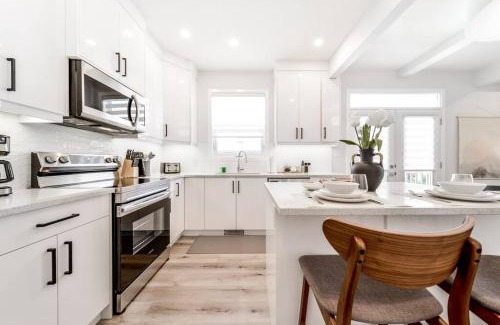 Jasper Place House | Nordic Retreat, 4BR, Min to WEM & DT, AirCon & Fireplace, Sleeps 10!