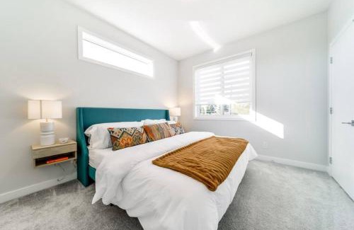 Jasper Place House | Nordic Retreat, 4BR, Min to WEM & DT, AirCon & Fireplace, Sleeps 10!